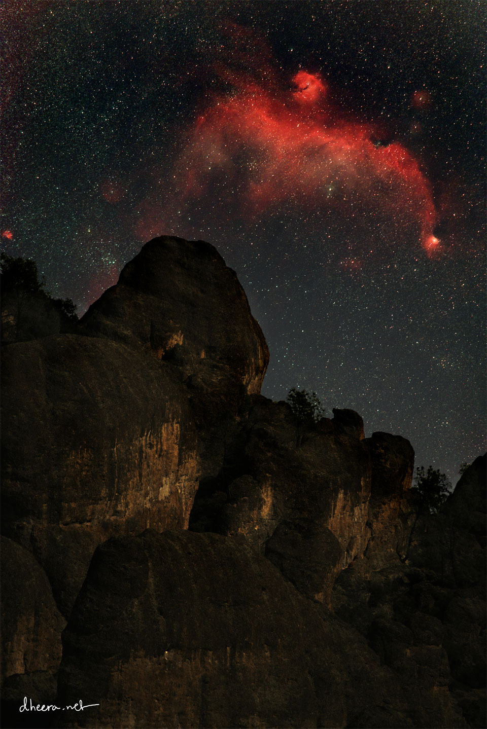 Nebulosa da Gaivota sobre o Pico dos Pináculos