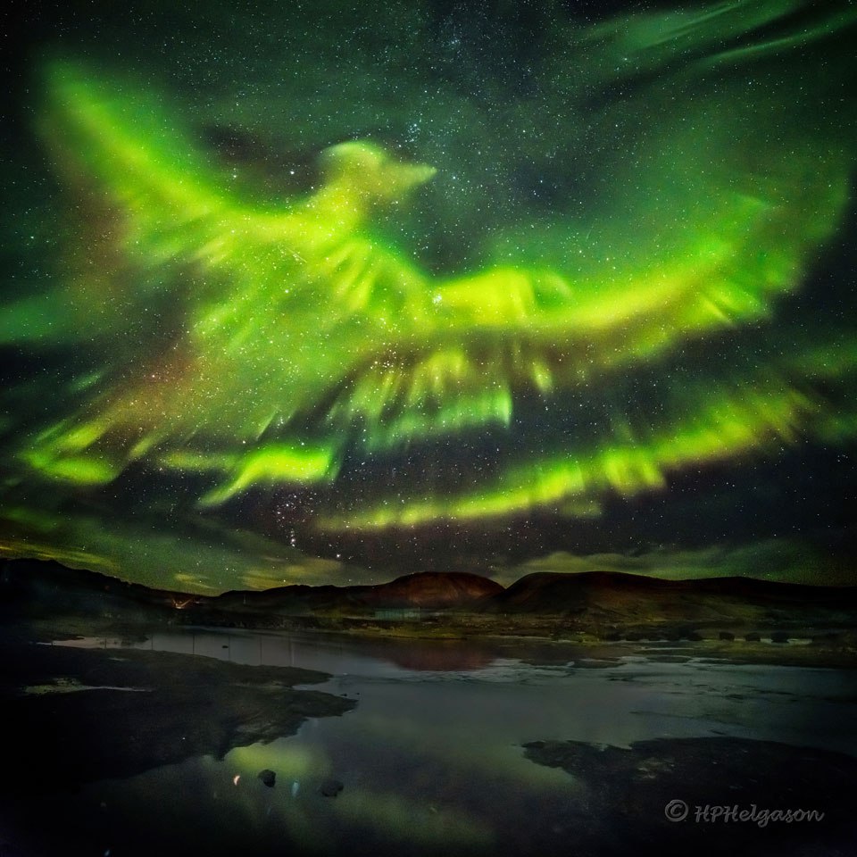 Uma Phoenix Aurora sobre a Islândia