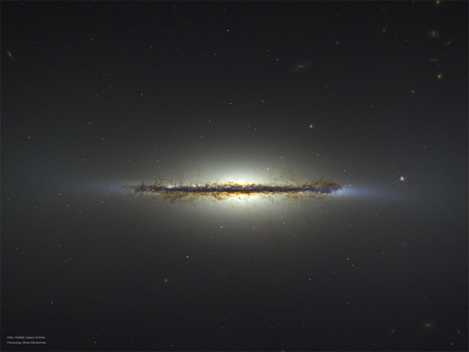M102: Galáxia de disco lateral