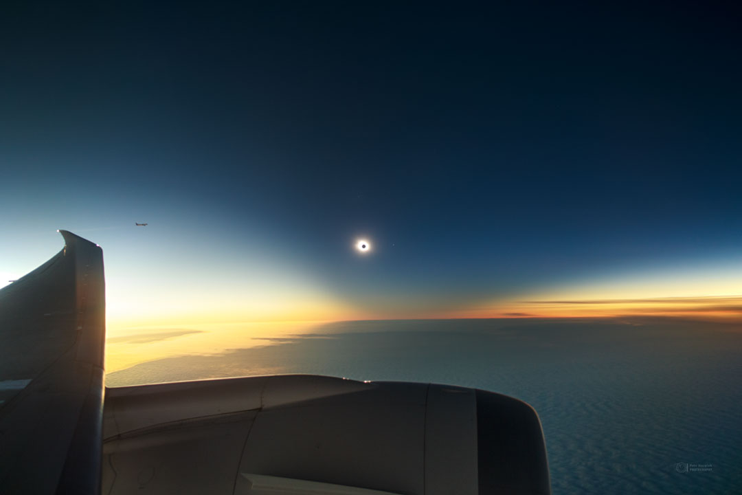 Eclipse solar total abaixo da parte inferior do mundo